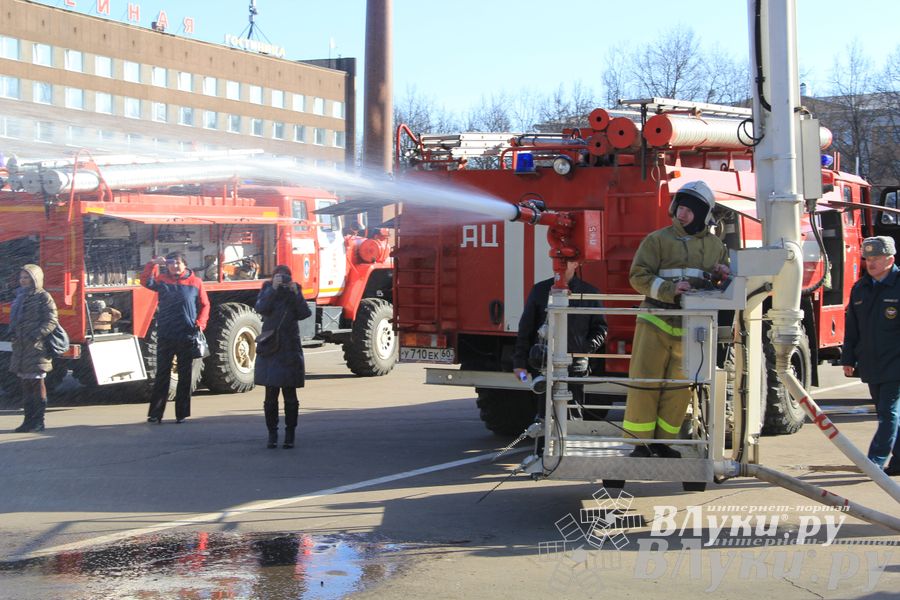 В центре Великих Лук спасатели продемонстрировали свою технику (ФОТО)