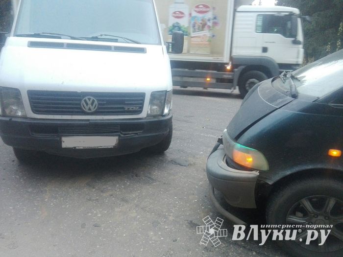 В зеленой зоне столкнулись фольксваген и тайота (ФОТО)