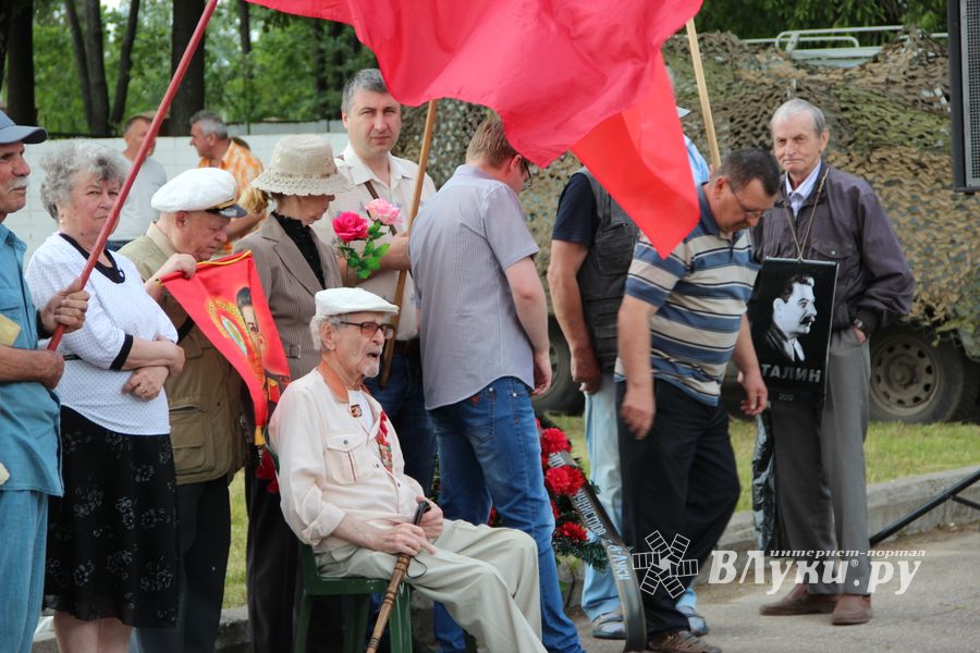 В Великих Луках проходит День памяти и скорби (ФОТО)