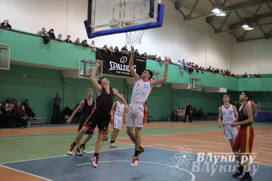 В Великих Луках прошли финальные игры муниципального этапа «КЭС-Баскет» (фото)