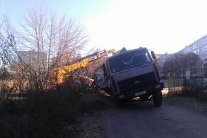 В Невеле грузовик провалился под землю (фото)