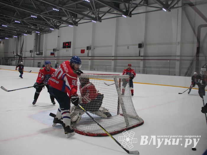 Памятный турнир по хоккею прошел в великолукском «Айсберге» (ФОТО)