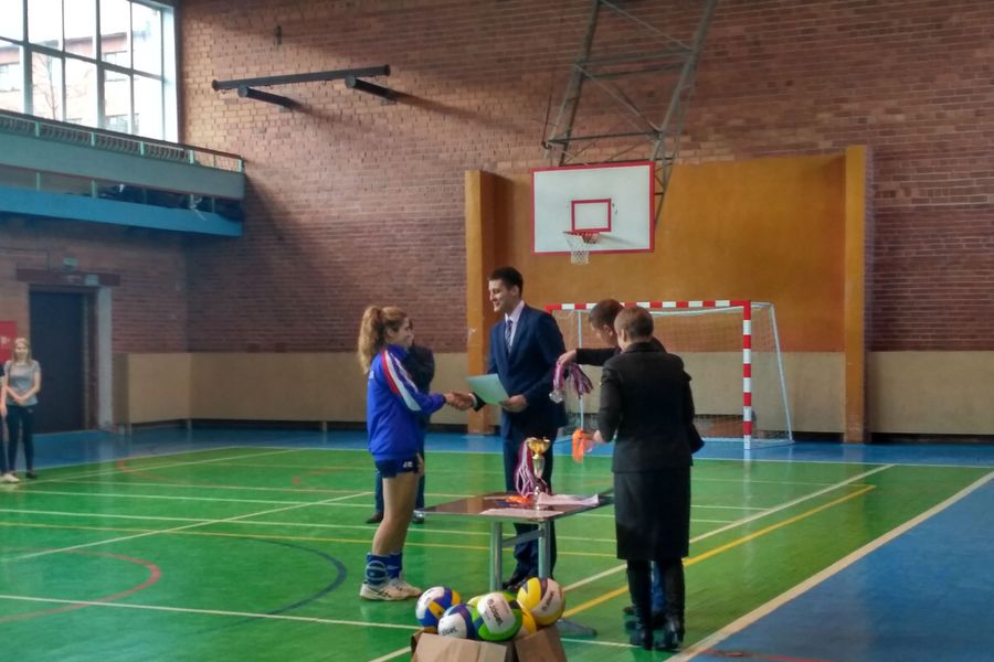 В Великих Луках прошел турнир по волейболу среди подростков и сотрудников органов власти (ФОТО)