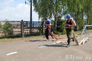 В Великих Луках прошли соревнования среди пожарных