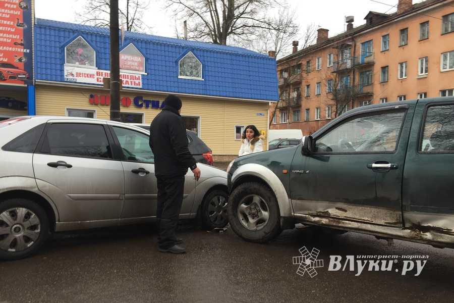 В Великих Луках произошло ДТП (фото)