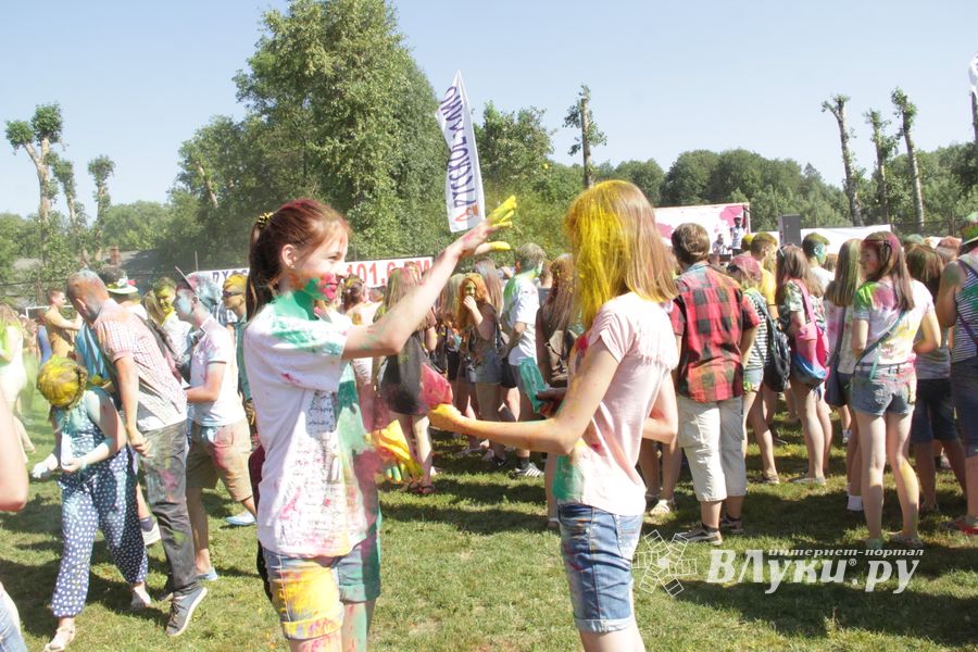 Яркие эмоции «ColorFest» в Великих Луках (ФОТО)