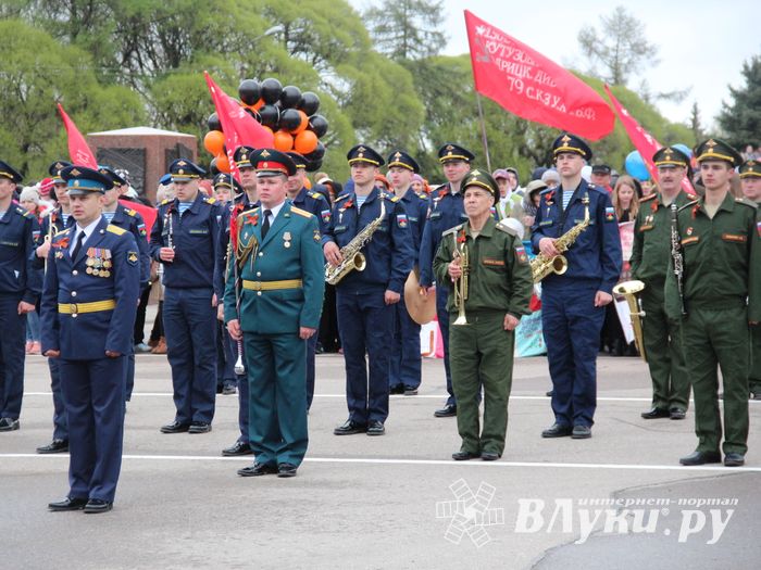 В Великих Луках прошел Парад Победы (ФОТО)