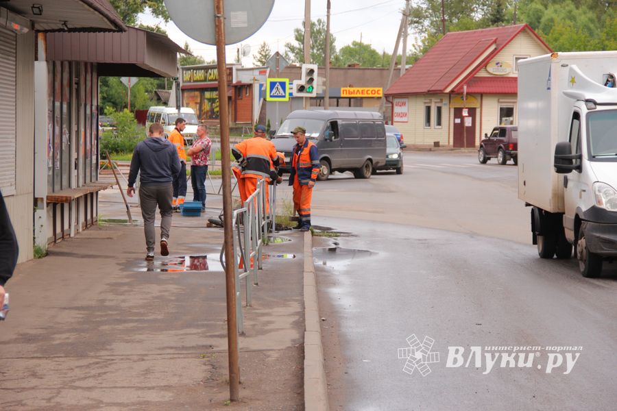 На проспекте Гагарина меняют дорожное ограждение (ФОТО)