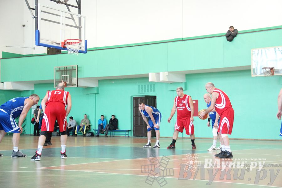 Баскетболисты Великих Лук сыграли со сборной Дмитрова