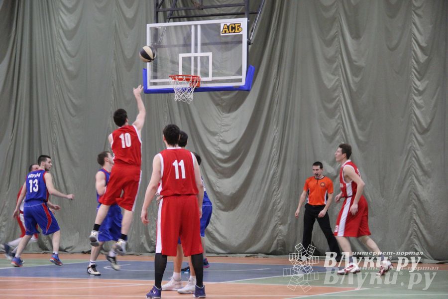 В Великих Луках проходит Открытый Чемпионат г. Великие Луки по баскетболу (фото)