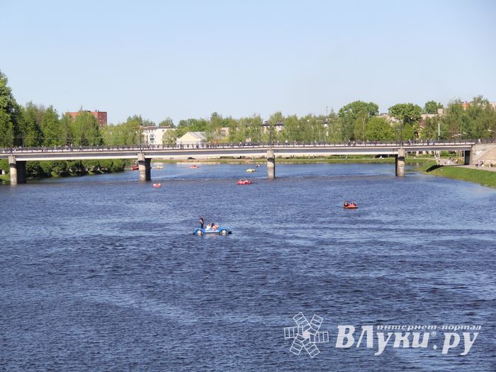 По центральному проспекту Великих Лук прошёл  «Бессмертный полк» (0+) (ФОТО)