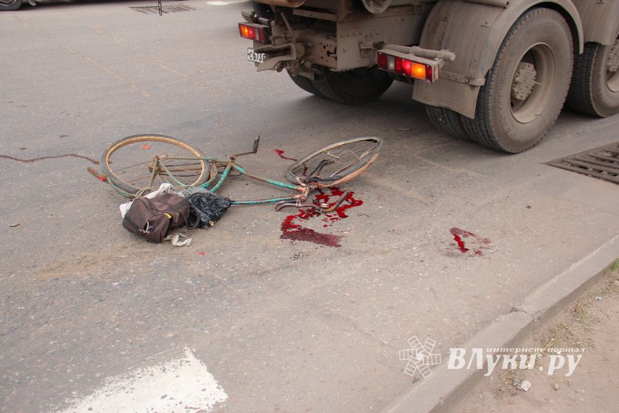 В Великих Луках на пешеходном переходе сбили велосипедиста (ФОТО)