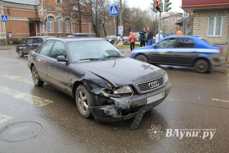 В районе Смоленского рынка произошли два ДТП (ФОТО)