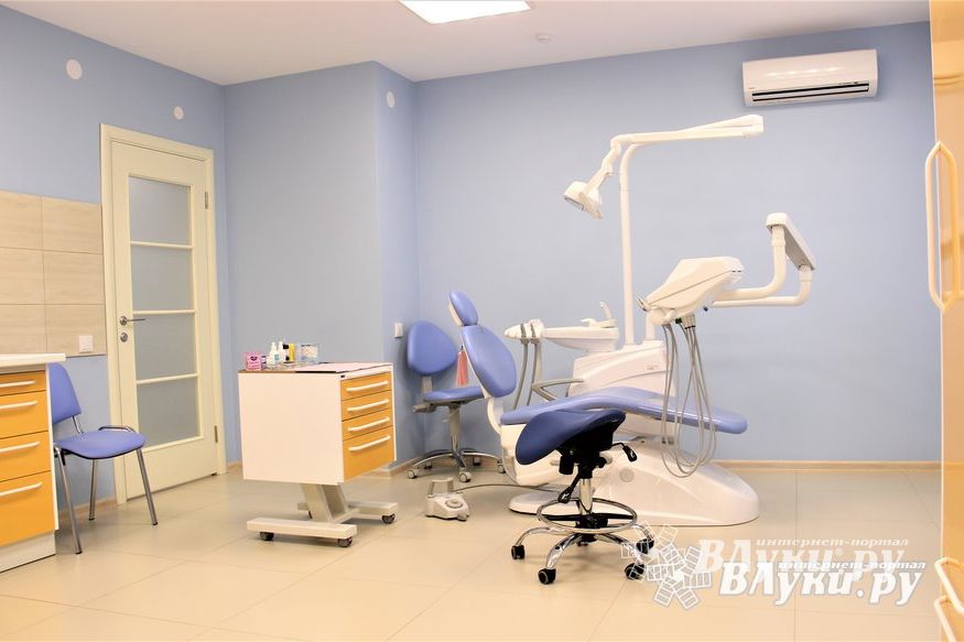 «Денталюкс» поздравляет и приглашает