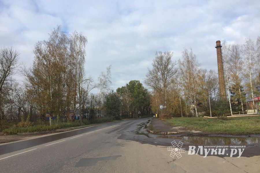 В Великих Луках из-за прорыва трубы затопило улицу (ФОТО)