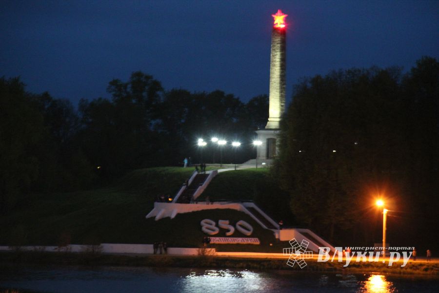 В Великих Луках прогремел праздничный салют в честь Дня Победы (ФОТО)