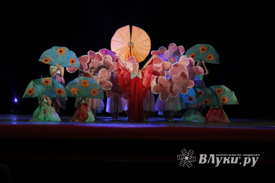 Великие Луки встретили День танца (ФОТО)