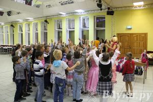 100 будущих первоклассников Великих Лук получили в подарок рюкзаки и школьные принадлежности