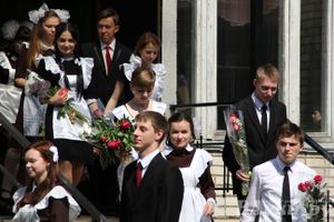 В Великих Луках прозвенели «Последние звонки»