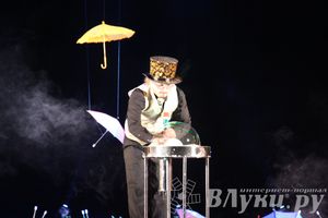 Шоу магических зонтиков и мыльных пузырей увидели юные великолучане