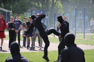 Спецназ «разгромил» на Дятлинке «банду»