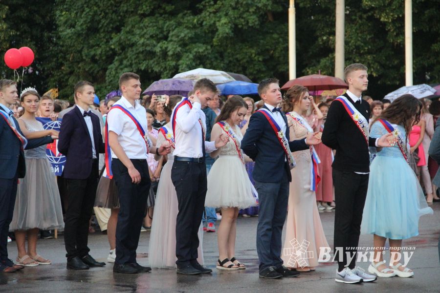 Великолукской «Бригантине» пришлось поплавать под дождём (ФОТО)