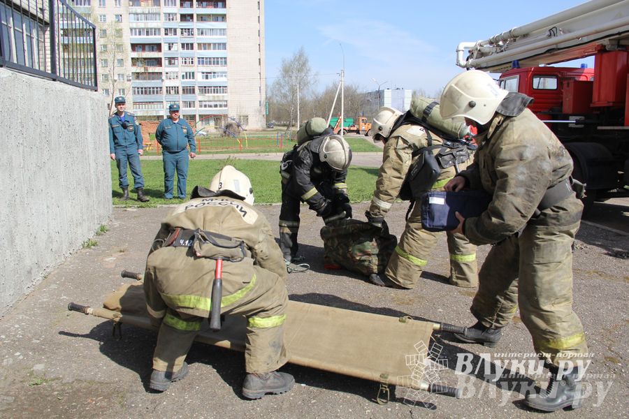 В Великих Луках прошли соревнования пожарных расчетов