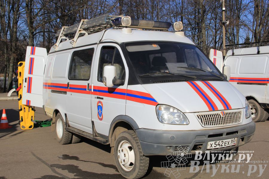 В центре Великих Лук спасатели продемонстрировали свою технику (ФОТО)