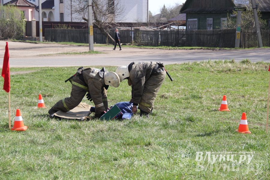 В Великих Луках прошли соревнования пожарных расчетов