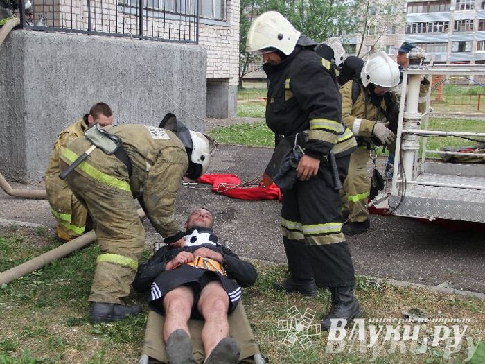 В Великих Луках прошли областные соревнования среди пожарных по спасению пострадавших