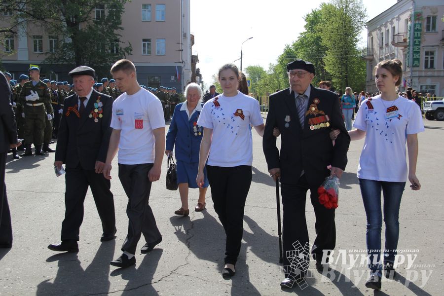 Парад Победы в Великих Луках (фото)