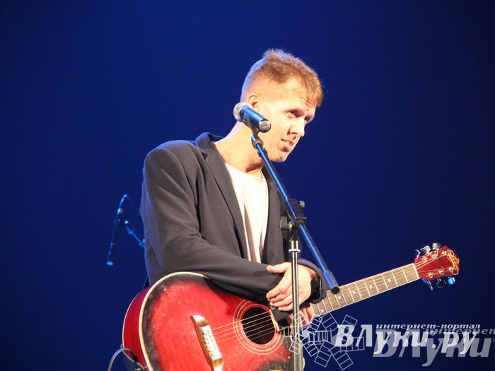 В Великих Луках прошел фестиваль живой музыки «Ставим на аватарках небо» (фото)