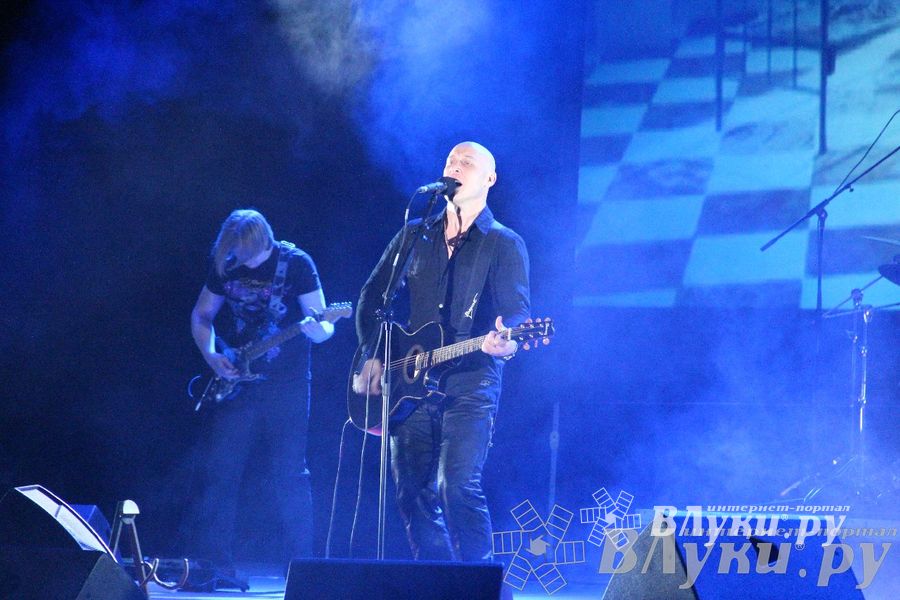 В Великих Луках состоялся концерт Дениса Майданова