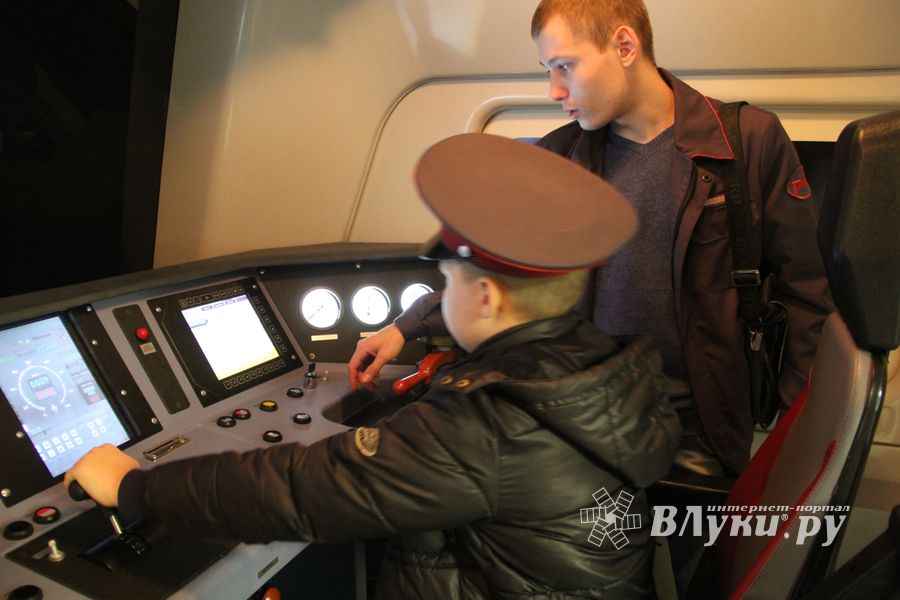 Великолукские школьники почувствовали себя машинистами (ФОТО)