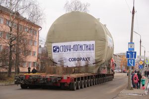Негабаритный автопоезд вновь следует по улицам Великих Лук