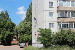 На стене дома на ул. Гражданской работают альпинисты (ФОТО)