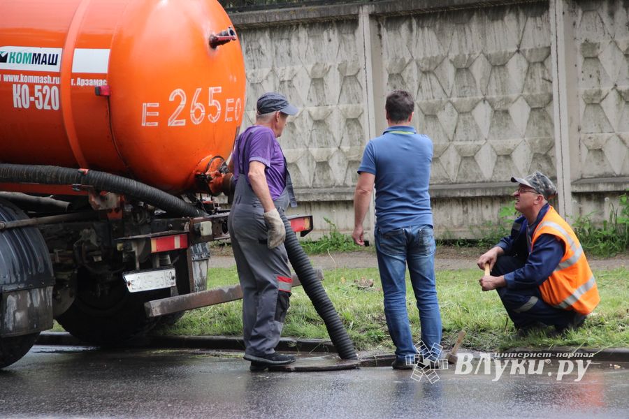На пр. Гагарина устраняют аварию на водопроводе (ФОТО)