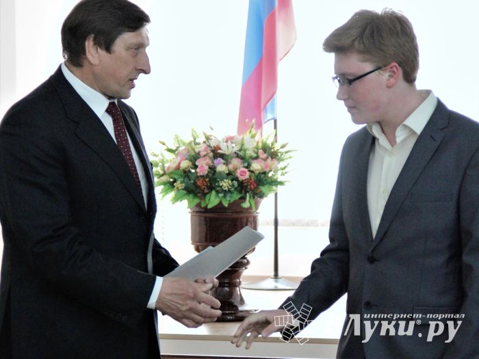 Лучших выпускников Великих Лук наградили «Золотыми парусами» (ФОТО)