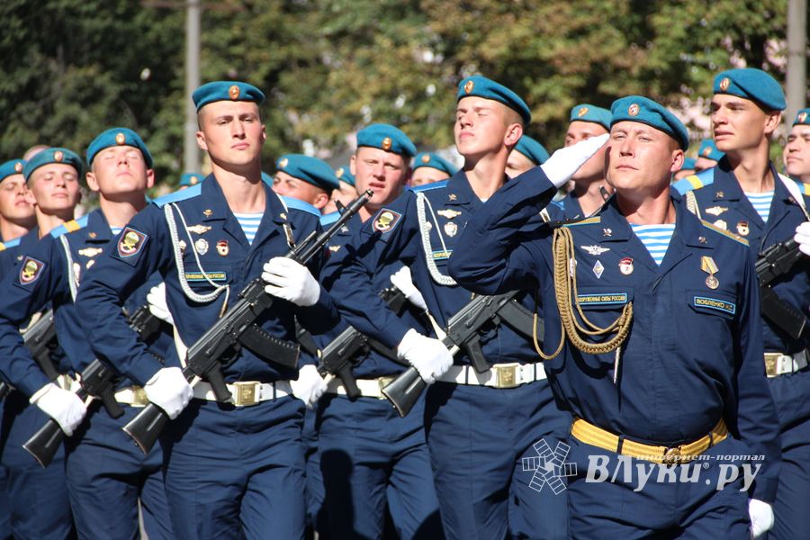 Военный парад в Великих Луках, часть II (ФОТО)