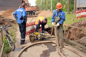 Устранение прорыва водопровода в Великих Луках (ФОТО)