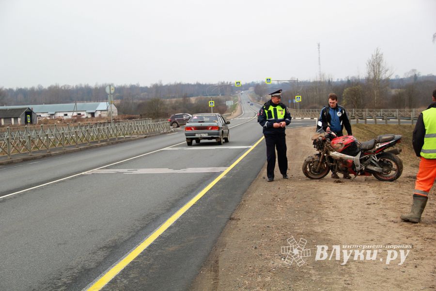 ДТП на трассе М-9: дорожные рабочие и гости из Волгограда (ФОТО)