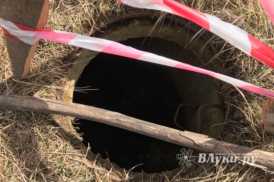 Великолучане обеспокоены появлением опасной дыры возле школы № 13 (ФОТО)