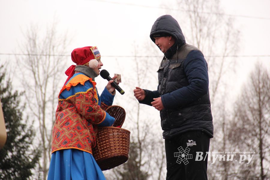 В Великих Луках сожгли Масленицу (фото)