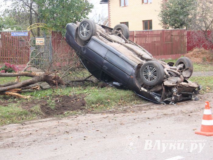 В Великих Луках девушка перевернулась на «Subaru» (ФОТО)