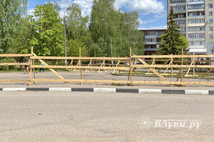 На площади Калинина начали рыть траншеи (ФОТО)