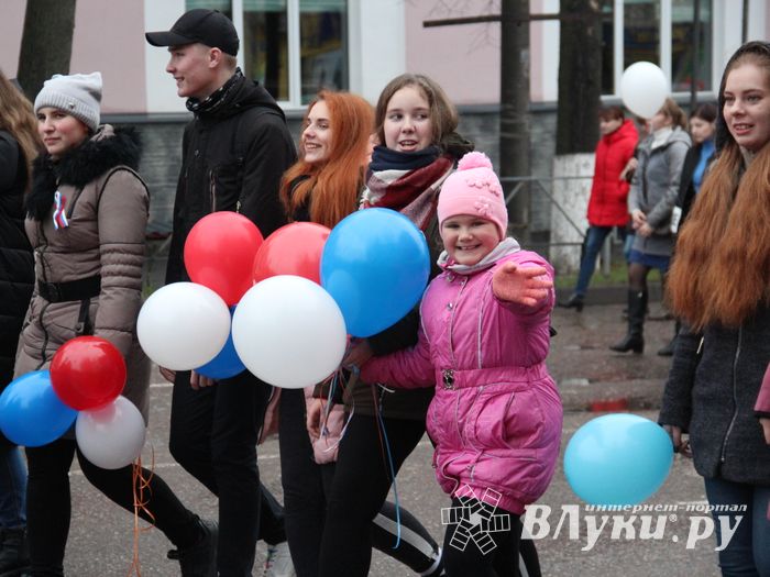 В Великих Луках прошло праздничное шествие (ФОТО)