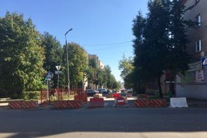 В Великих Луках закрыт проезд для транспорта через улицу ул. К. Либкнехта (ФОТО)