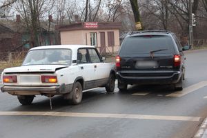 В Великих Луках не разъехались Жигули и Крайслер (ФОТО)