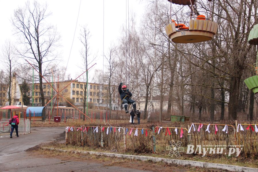 В Великих Луках в Парке культуры и отдыха полным ходом идёт подготовка к празднованию Масленицы (фото)