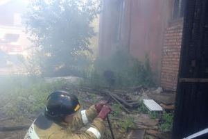 В Великих Луках сгорел склад железнодорожной компании (фото)